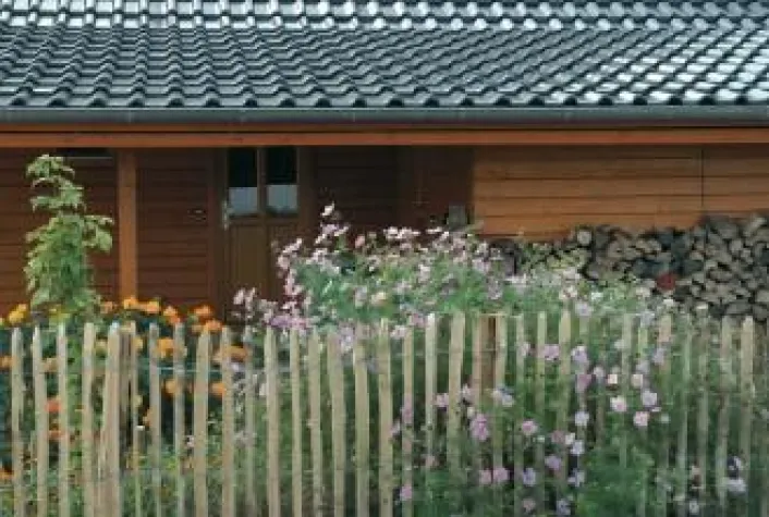 Bild: Holz bringt Lebendigkeit und Individualität in Gärten und Häuser