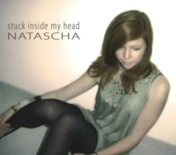 Bild: Die 15-jährige Natascha und Ihre erste Single-CD “Stuck inside my head”.
