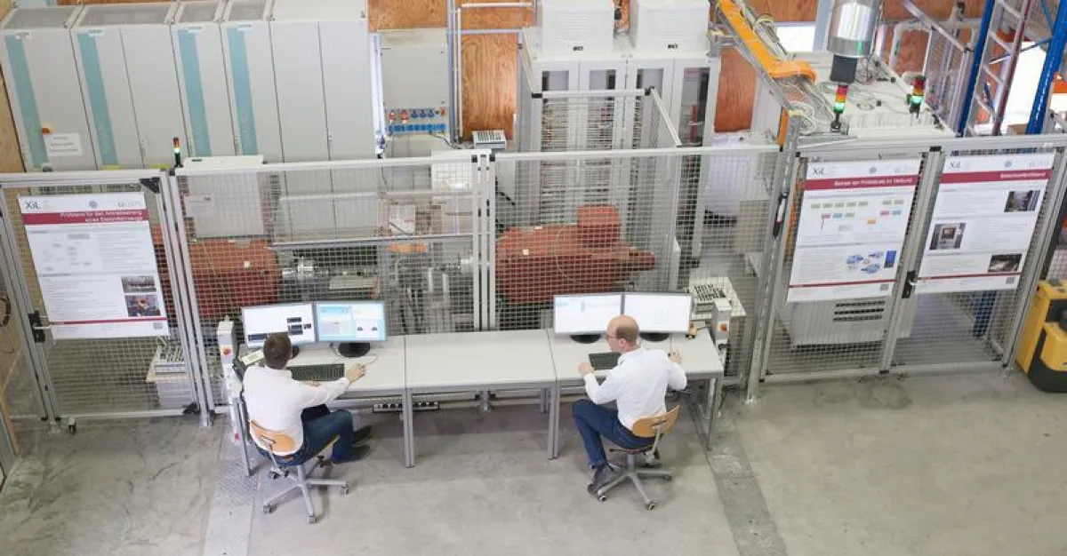 Prüfstände des Institut für Mess-, Regel- und Mikrotechnik im Labornetzwerk: Batteriezellprüfstand (rechts), Antriebsstrangprüfstand (links) (Foto: Elvira Eberhardt / Uni Ulm )