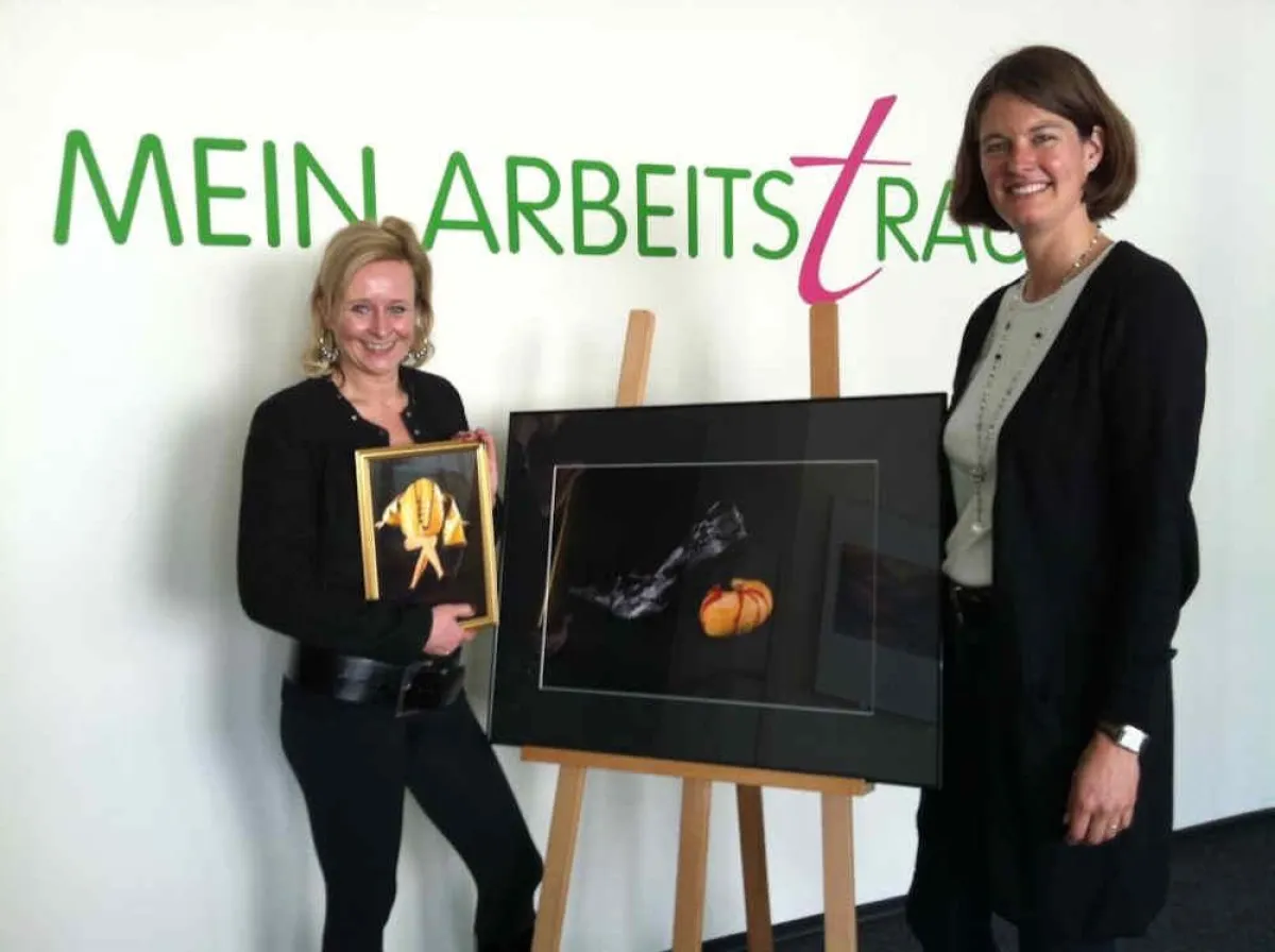 Künstlerin Helene mit Geschäftsführerin Kristina Schmid (v.l.n.r.)