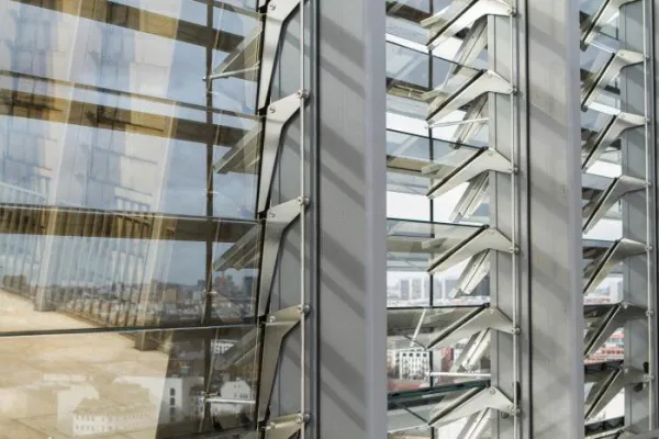 Bild: Panoramablick auf der Terrasse der "LIVING LEVELS" durch Lamellenfenster von EuroLam