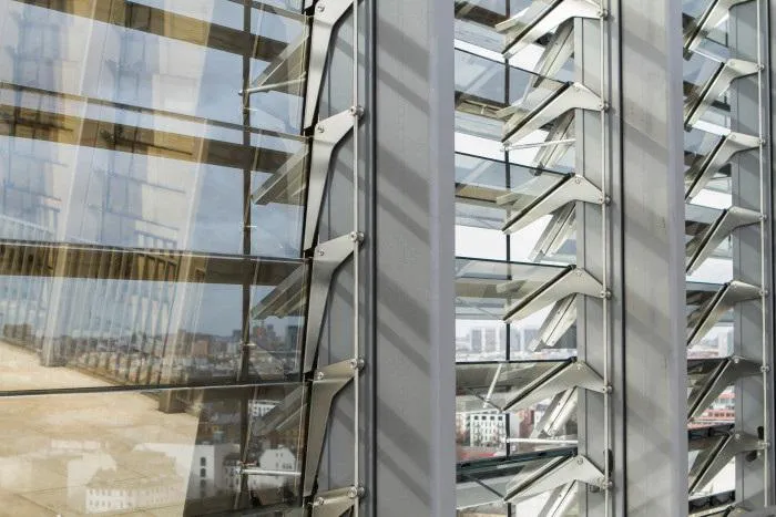 Bild: Panoramablick auf der Terrasse der "LIVING LEVELS" durch Lamellenfenster von EuroLam