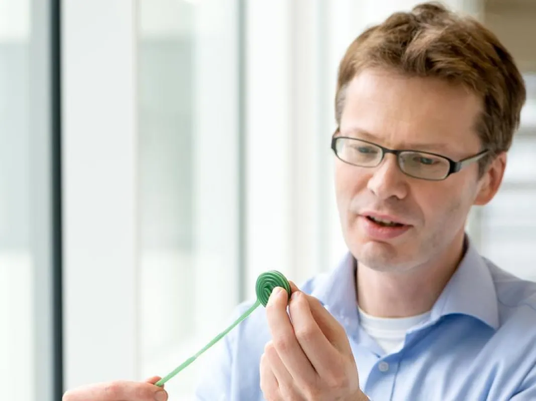 Prof. Mikael Simons erforscht mit seinem Team den Auf- und Abbau von Myelinhüllen, die Nervenfasern umgeben und bei der Multiplen Sklerose zerstört werden. (A. Eckert / TUM)
