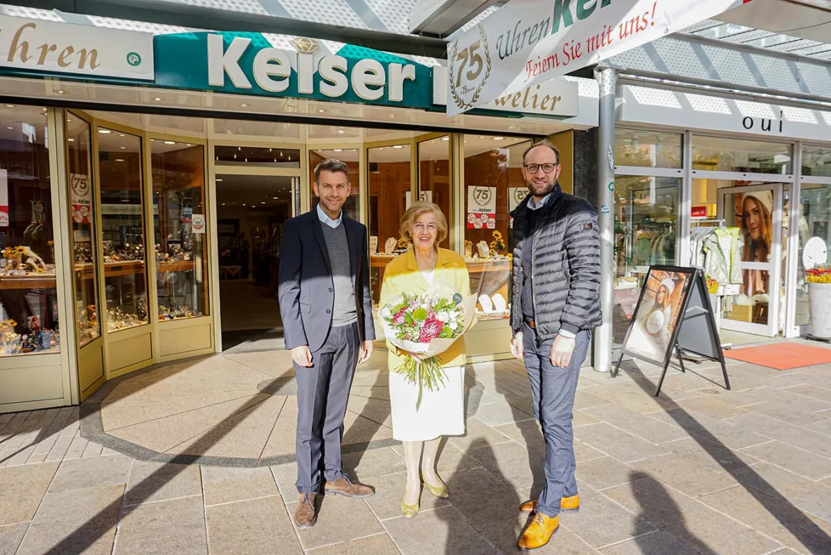 v.l. Oberbürgermeister Dennis Weilmann, Brunhilde Keiser und Jens Hofschröer (© WMG Wolfsburg)