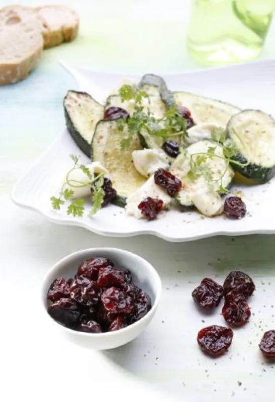 Salat von Zucchini, Montmorency Sauerkirschen und Mozzarella/ Quelle: Cherry Marketing Institute