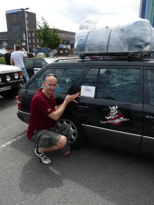 Die Deutsche Lebensbrücke freut sich über Rallyfahrer Björn Rauhut. Er bringt 200  T-Shirts, Käppis