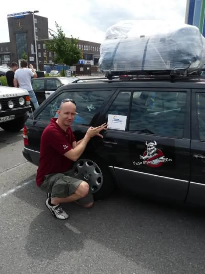 Die Deutsche Lebensbrücke freut sich über Rallyfahrer Björn Rauhut. Er bringt 200  T-Shirts, Käppis