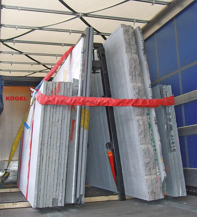 Kögel Cargo Strong mit Spezialausstattung zum sicheren Transport von Steinplatten