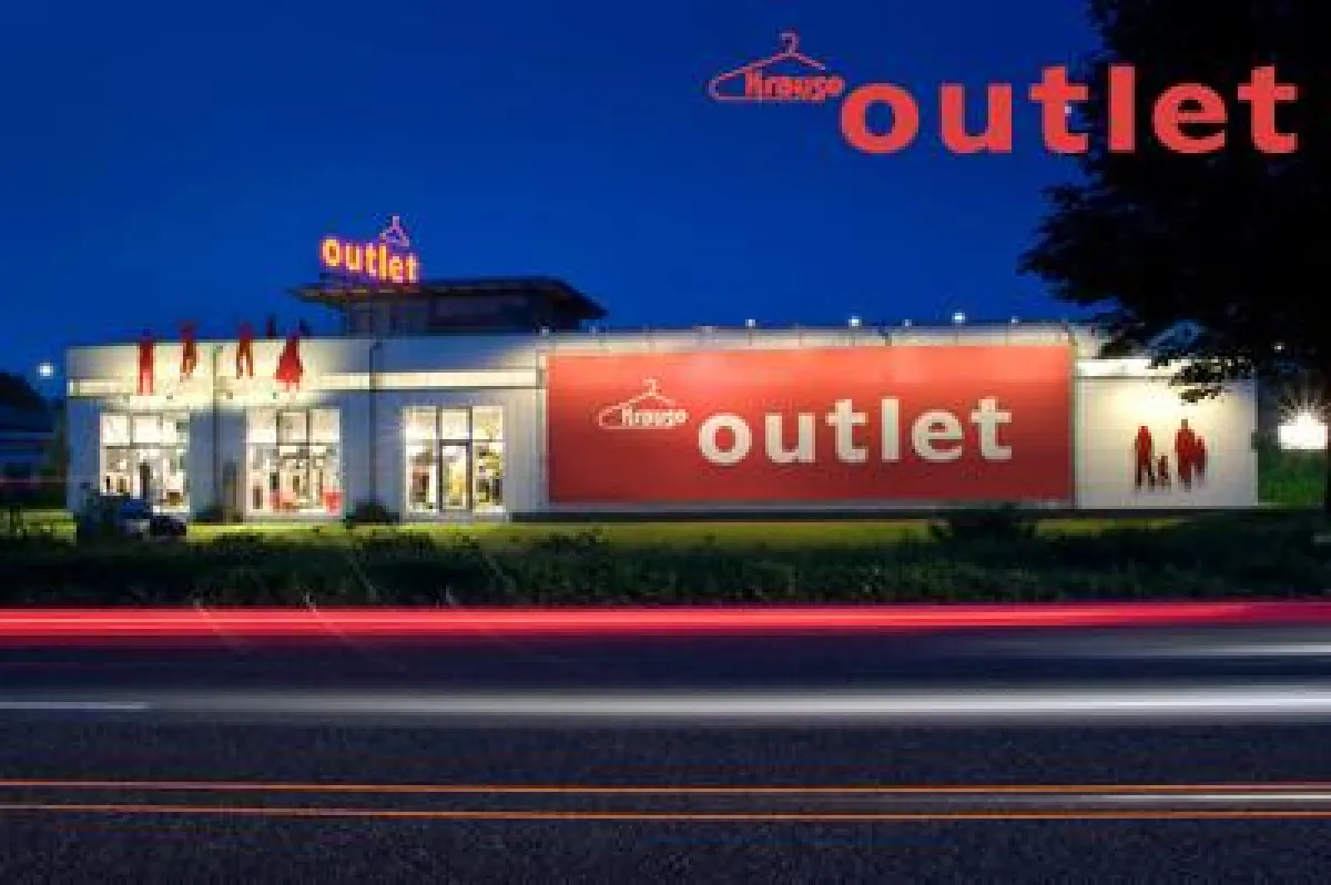 Krause Outlet Außenansicht bei Nacht