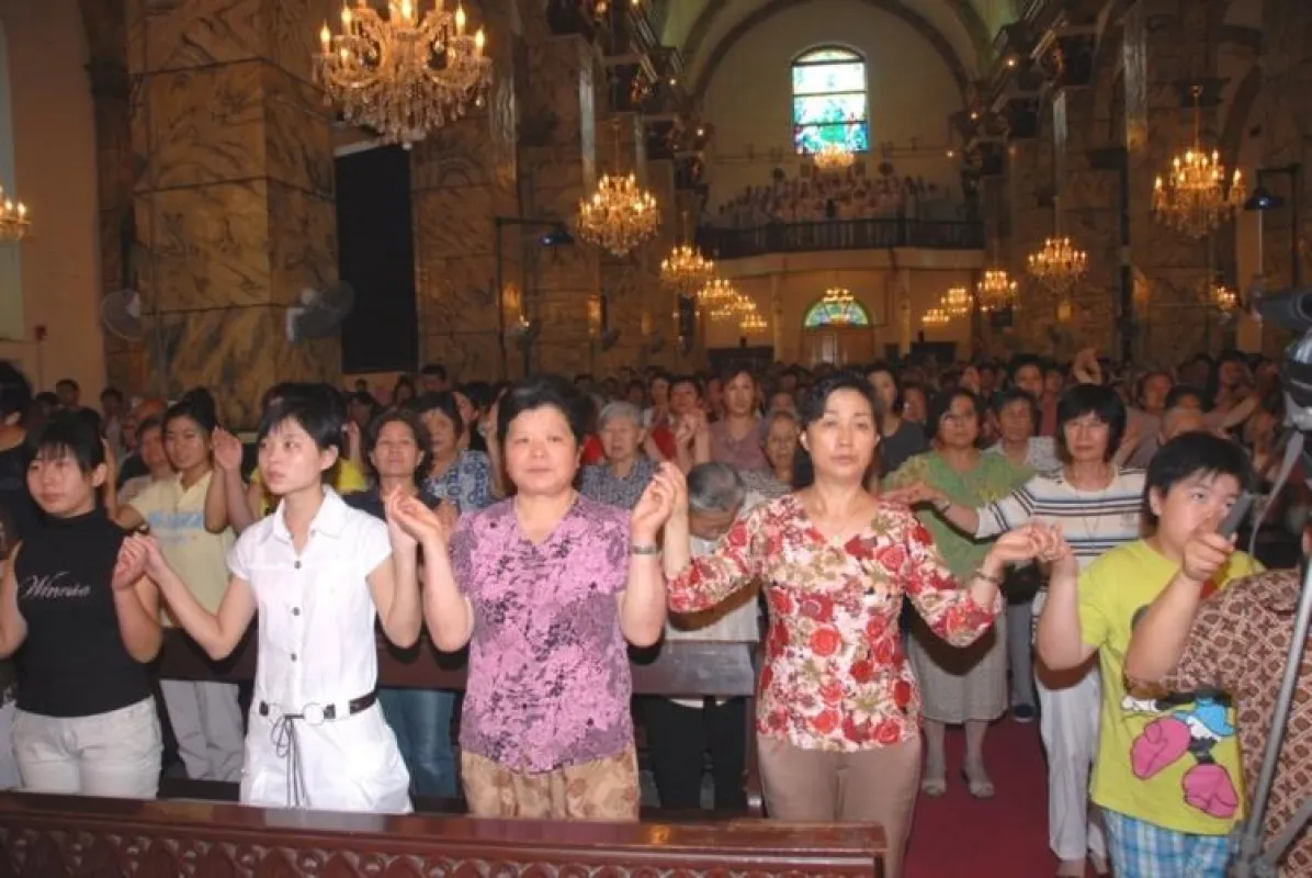 Katholische Nantang-Kathedrale in Peking - Gläubige beten das Vaterunser