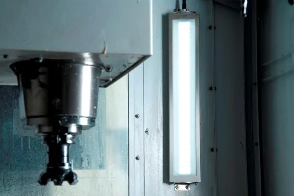 Bild: LED2WORK mit robuster LED-Leuchte auf Hannover Messe