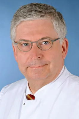 Bild: Prof. Dr. Richard Viebahn als Ärztlicher Direktor im Amt bestätigt