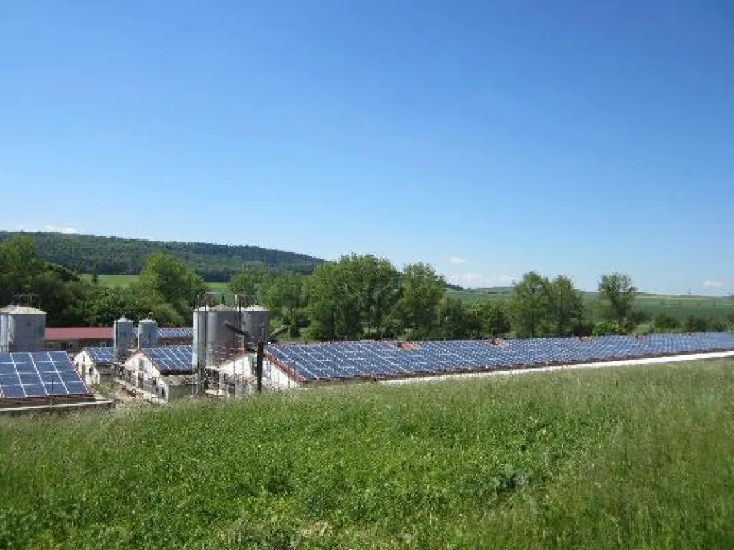 Solarmodule auf dem Dach des Geflügelhofs Wenigenlupnitz