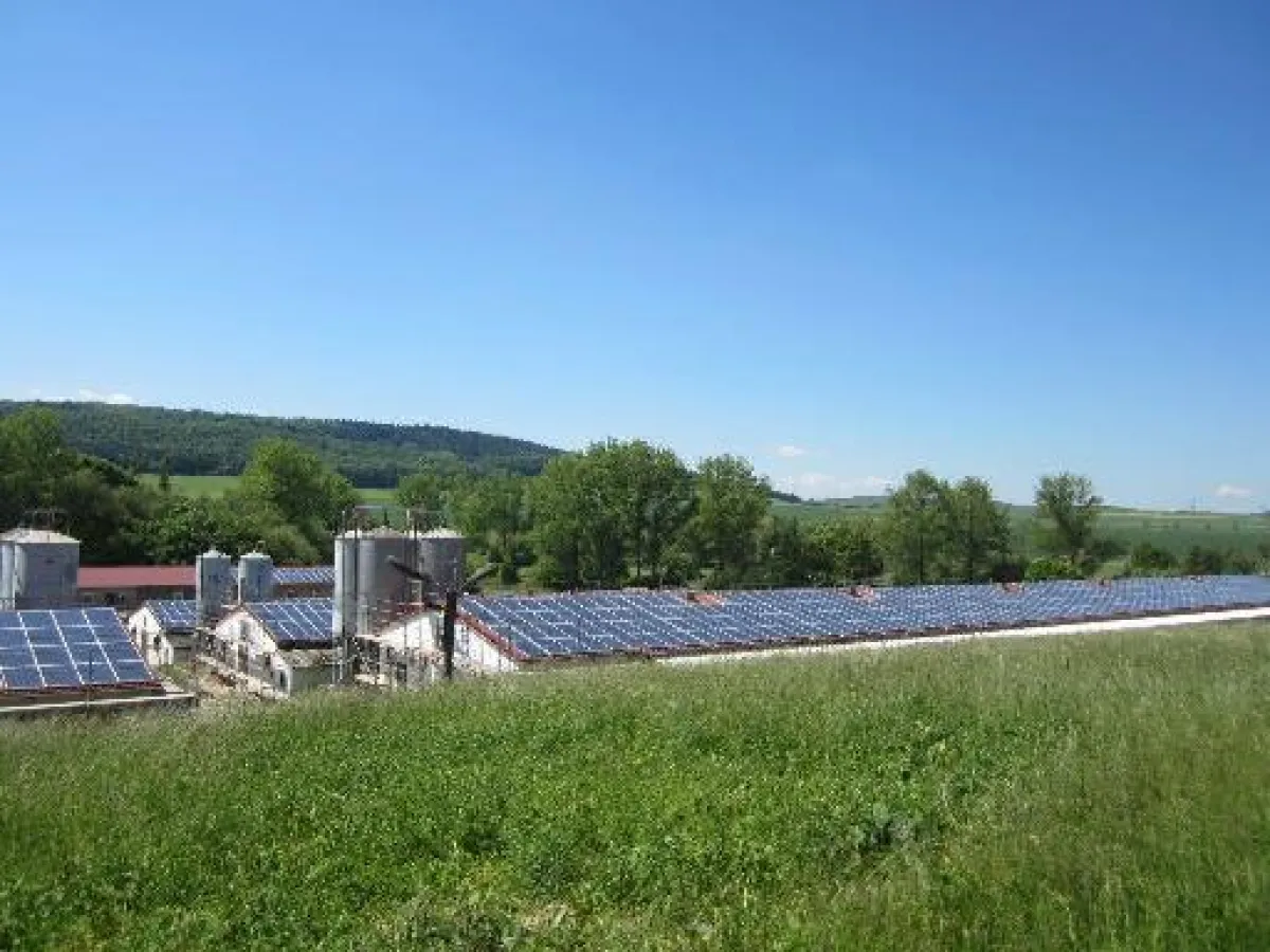 Solarmodule auf dem Dach des Geflügelhofs Wenigenlupnitz