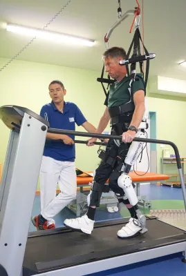 Klinik setzt 'Roboteranzug' für Therapie querschnittgelähmter Patienten ein Bild: Klinik setzt 'Roboteranzug' für Therapie querschnittgelähmter Patienten ein