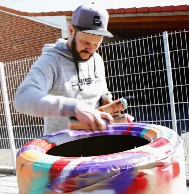 Bild: Graffiti-Star René Turrek animiert zum Reifenwechsel – mit origineller Spray-Aktion bei reifen.com