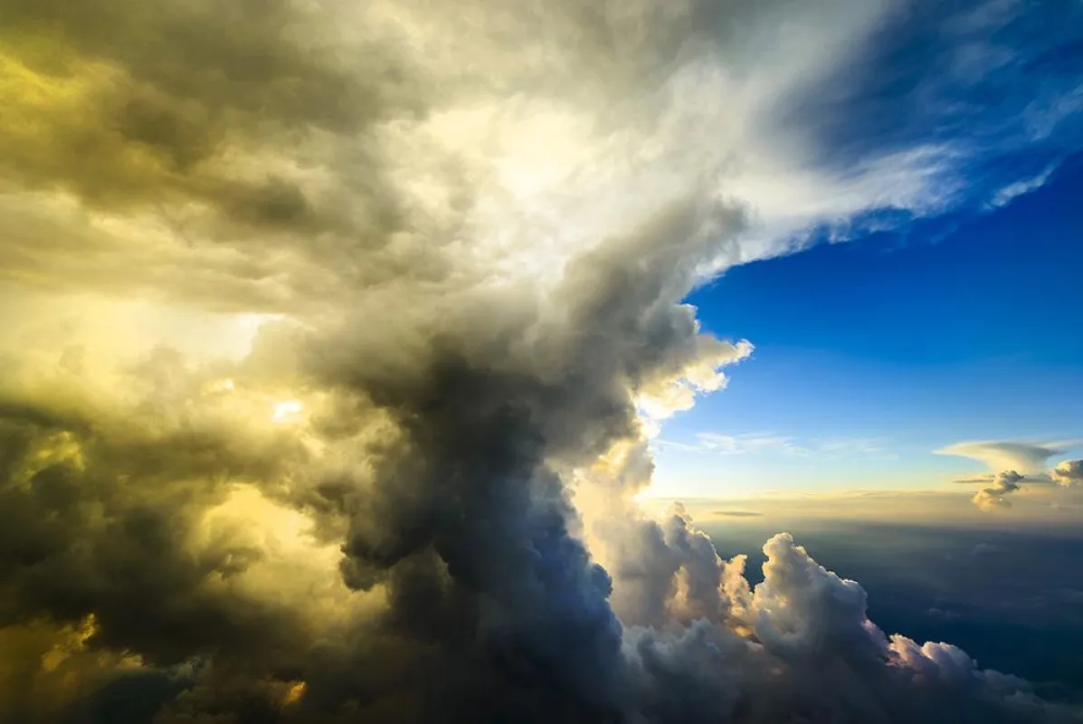 Luftaufnahme im Steigflug neben einer zerfallenen Gewitterwolke im Gegenlicht, Ingolstadt, Bayern, D