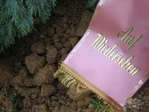 Bild: Die Sterbegeldversicherung als Hilfe für die Angehörigen