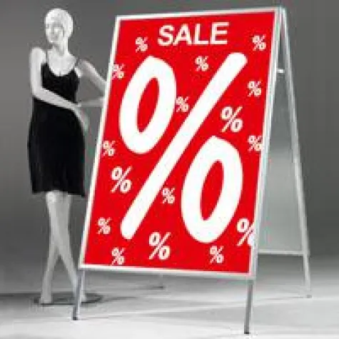 Bild: Dekospezialist Woerner - Kaufanreize schaffen mit XXL-Plakatständern