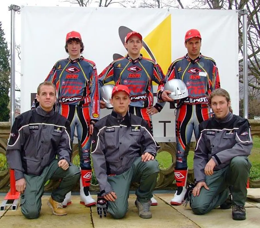 Fahrer: Marijan Griebel, Jochen Schäfer, Hans Greiner (von links stehend) Minder: Christoph Stach, Marcel Comos, Lukas Barz (von links kniend)