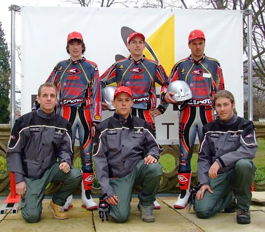 Fahrer: Marijan Griebel, Jochen Schäfer, Hans Greiner (von links stehend) Minder: Christoph Stach, Marcel Comos, Lukas Barz (von links kniend)