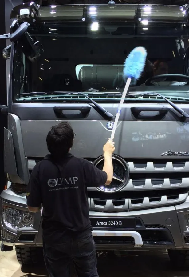 OLYMP-Mitarbeiter hält Exponat von Mercedes-Benz in Schuss (Foto: OLYMP, frei zur Veröffentlichung b