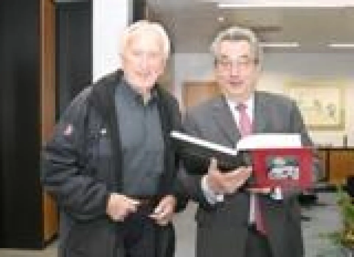 Bernhard Kempa (re) mit Arbeitgeber-Präsident Dieter Hundt, der die Handball-Legende sehr schätzt. Foto honorarfrei - Quelle tilpmedia