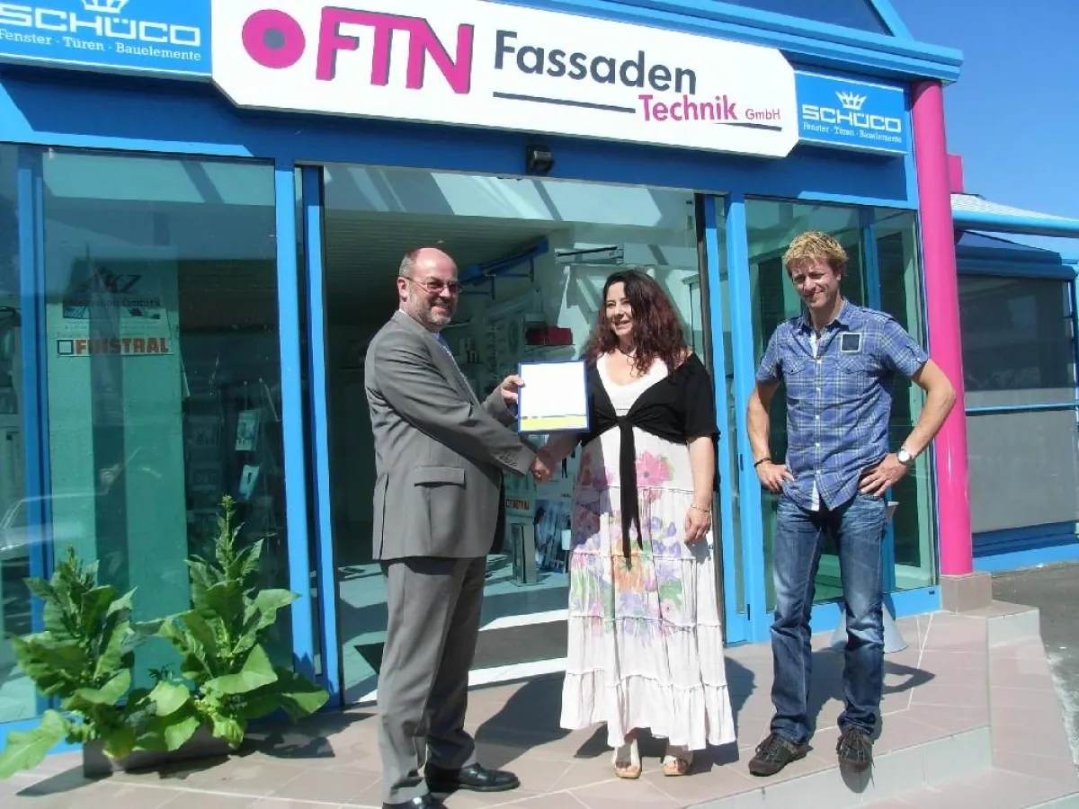 Freuten sich über die Bewilligungsurkunde für das Förderlarlehen, die MiDev-Leiter Detleff Weinstein (links) überreichte: FTN-Geschäftsführerin Jeannette Wilke und Betriebsleiter Uwe Gühmann.