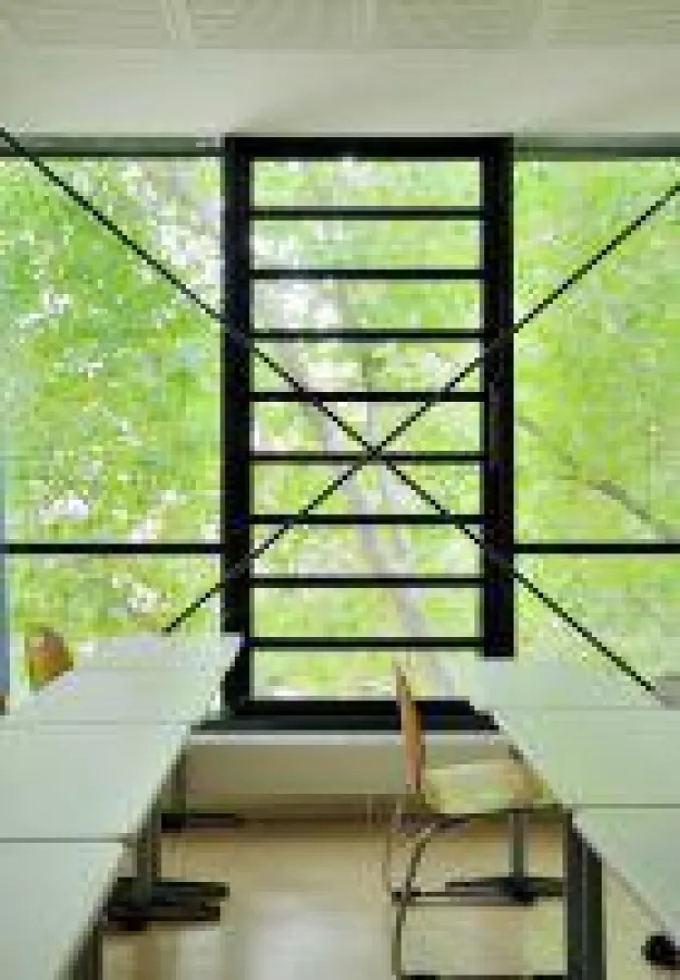 Lamellenfenster eignen sich besonders gut als natürliche Rauch- und Wärmeabzugsgeräte. Foto: Fieger Lamellenfenster