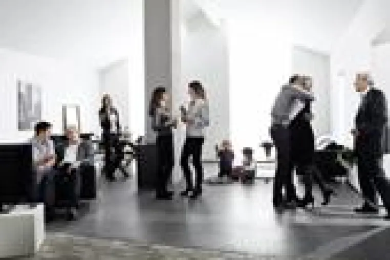 Europas größte Hörgeräte-Messe zeigt Weltneuheit, die Menschen unsichtbar mit einander verbindet Bild: Europas größte Hörgeräte-Messe zeigt Weltneuheit, die Menschen unsichtbar mit einander verbindet