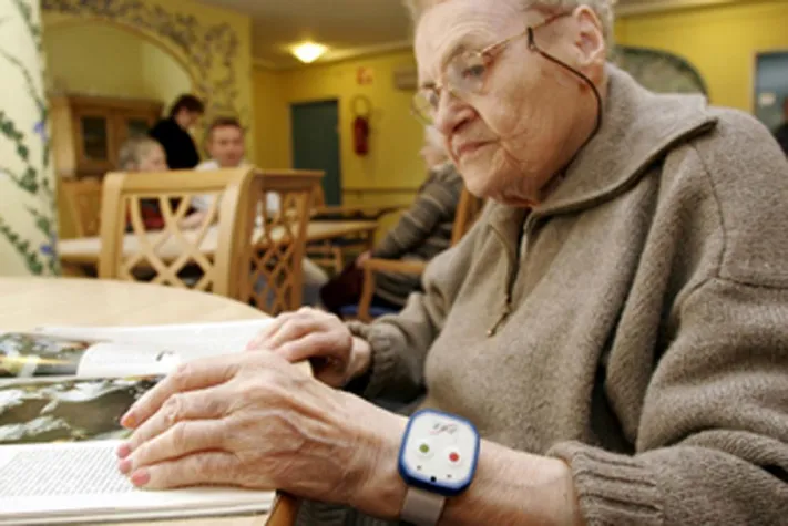 Armband schlägt bei Kollaps Alarm Bild: Armband schlägt bei Kollaps Alarm