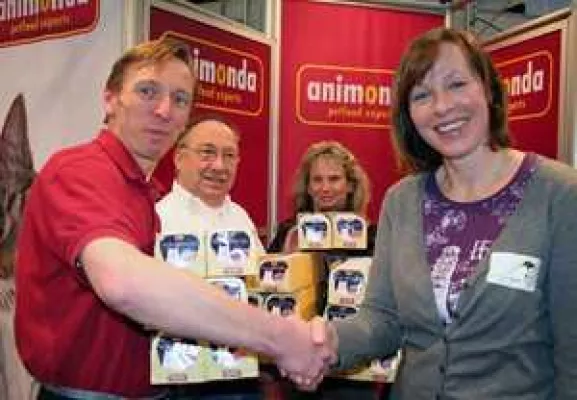 Der Futtermittelhersteller animonda macht "Winterträume" für Berliner Straßenkatzen wahr Bild: Der Futtermittelhersteller animonda macht "Winterträume" für Berliner Straßenkatzen wahr