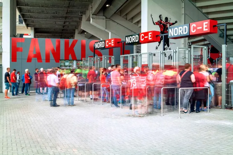 Bild: Neues Orientierungssystem und Stadion Branding für die BayArena