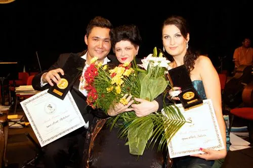 Gesangswettbewerb in Rumänien, Mariana Nicolesco und die Krone der Callas Bild: Gesangswettbewerb in Rumänien, Mariana Nicolesco und die Krone der Callas