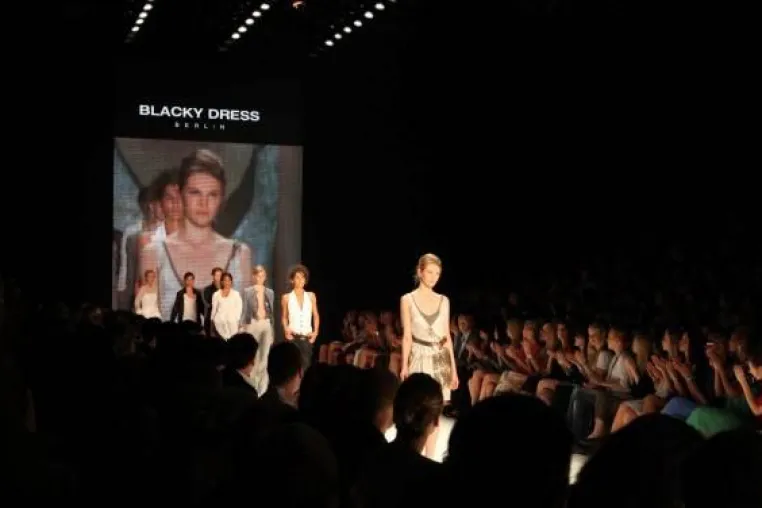 BLACKY DRESS BERLIN auf der Mercedes-Benz FASHIONWEEK Bild: BLACKY DRESS BERLIN auf der Mercedes-Benz FASHIONWEEK