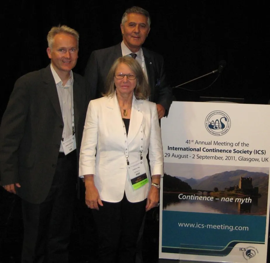 Die Gewinner  v.l.n.r.: T. Michalek, UroConti (Silber); C. Thiel, Dt. Kontinenz Gesellschaft (Gold) mit J. Corcos (Präsident ICS)