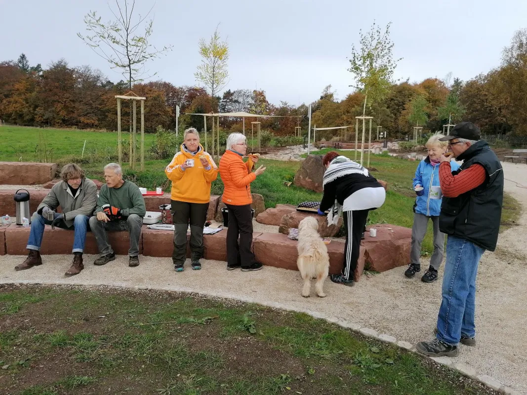 200 Pflanzen und 38 Kubikmeter Mulch – Die Mitglieder der Scharbacher Chöre tanken neue Kräfte für´s (© Odenwald-Institut)