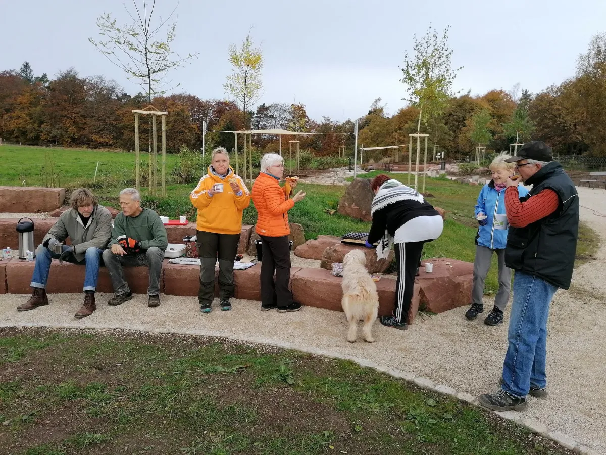 200 Pflanzen und 38 Kubikmeter Mulch – Die Mitglieder der Scharbacher Chöre tanken neue Kräfte für´s (© Odenwald-Institut)