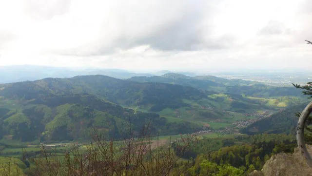 Bild: Mitglieder der Fitness Oase Wörth wanderten wieder ins Elsass