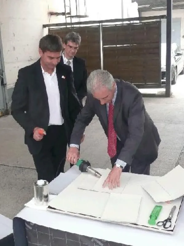 Sachsens Ministerpräsident Stanislaw Tillich besuchte das Bauder-Werk Bernsdorf und legte sogar selbst Hand an