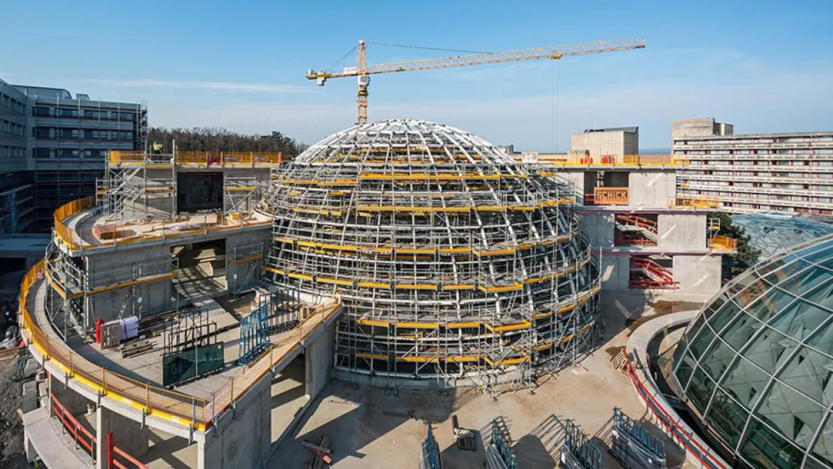 Die Kuppel des ZaM überspannt mit 22 m Höhe das zentrale Atrium des Klinikneubaus in Bad Neustadt.