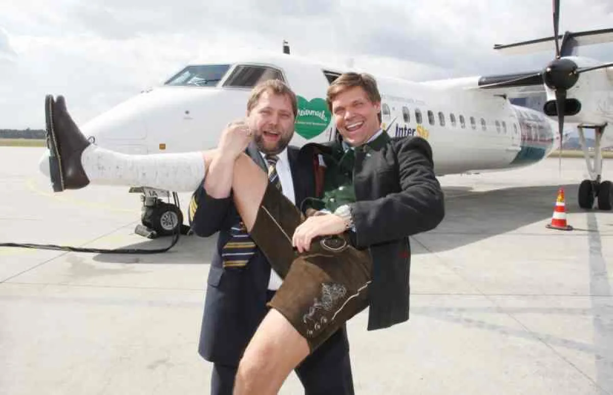 Kapitän und Flugbetriebsleiter Christian Hagen nimmt seinen Chef Claus Bernatzik auf den Arm! (Copyright: InterSky)