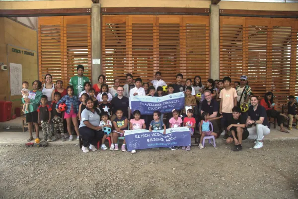 Bild: Airport Nürnberg und Leitner Reisen eröffnen Schule in Peru