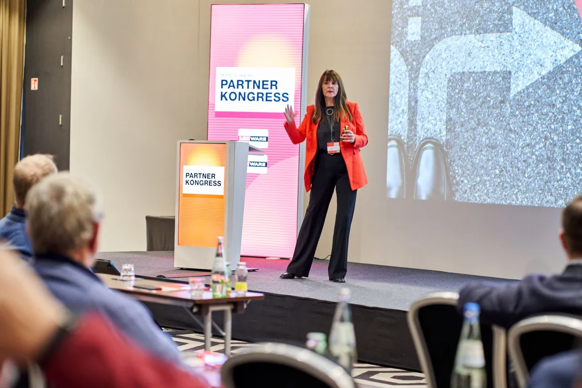 Diana Bonarius, Director Channel Sales bei Lexware, stimmt die 140 Fachhandelspartner:innen auf (© Lexware)