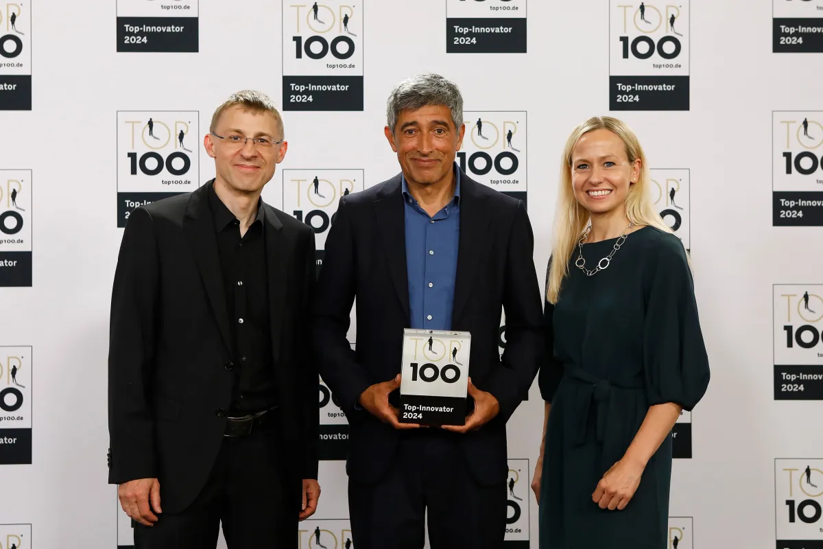 v. l. n. r.: Sebastian Engl (Leitung Entwicklung), Ranga Yogeshwar, Verena Schechner (Vorstand) (© KD Busch / compamedia )