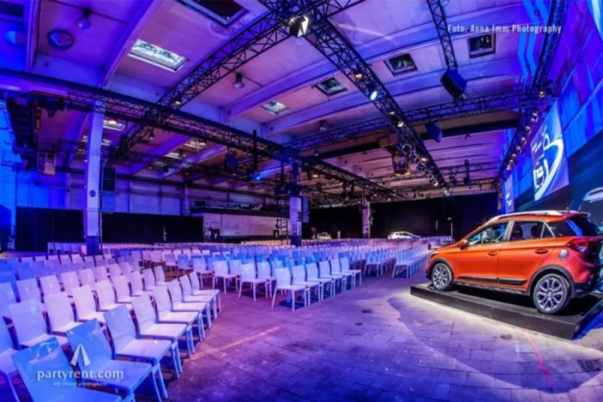 Im neuen Stahlbau der Fredenhagenhalle wurde eine Tagungssituation für fast 800 Gäste geschaffen.