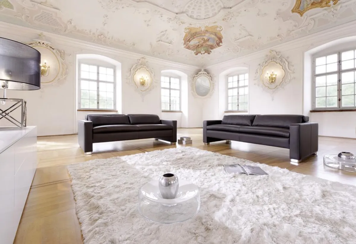 Internationale Einrichtung trifft barocke Historie. Gegensätze, die im Zusammenspiel mit moderner Kunst - bewusst inszeniert von der Ulmer Werbeagentur Hörger&Partner - faszinierende Bildwelten ergebe