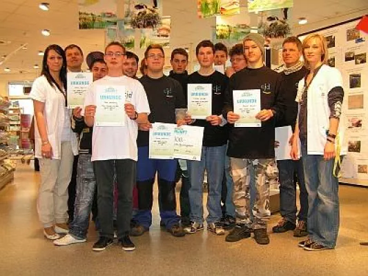 Bild: Preisverleihung an die Umweltklasse: 1.000 Euro für den Hochteich im Offenburger Jugenddorf