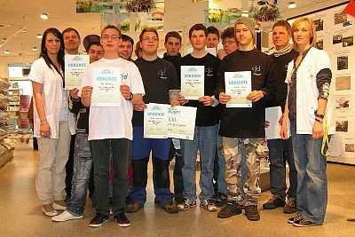 Preisverleihung an die Umweltklasse: 1.000 Euro für den Hochteich im Offenburger Jugenddorf Bild: Preisverleihung an die Umweltklasse: 1.000 Euro für den Hochteich im Offenburger Jugenddorf