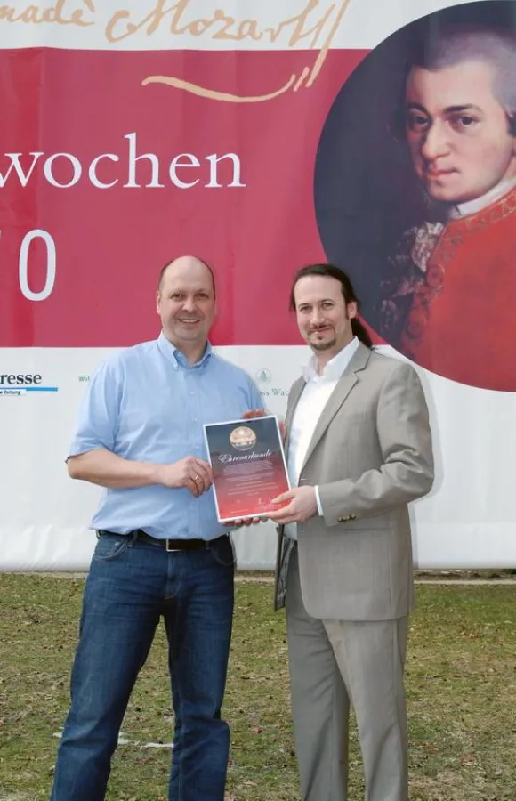 GMD Florian Merz mit dem Ehrenkünstler Matthias Grünert